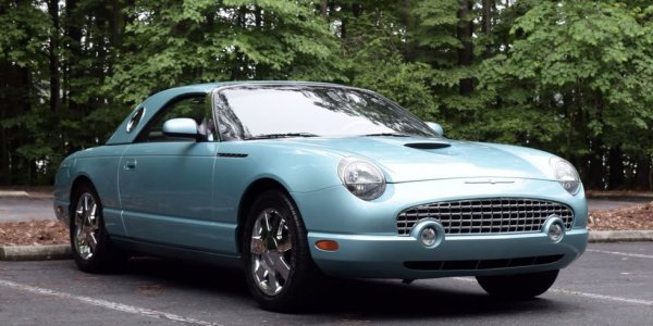 Ретро ориентираният Thunderbird така и не повтори славата на оригинала, но остава интересен и приятен автомобил и определено изпъква в трафика.